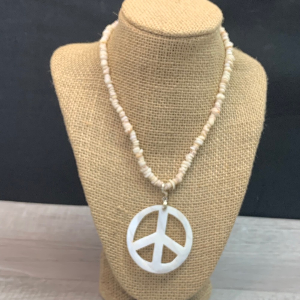 Vintage Puka Shell Necklace Mother of Pearl Peace Sign Pendant 16" Cream 5612